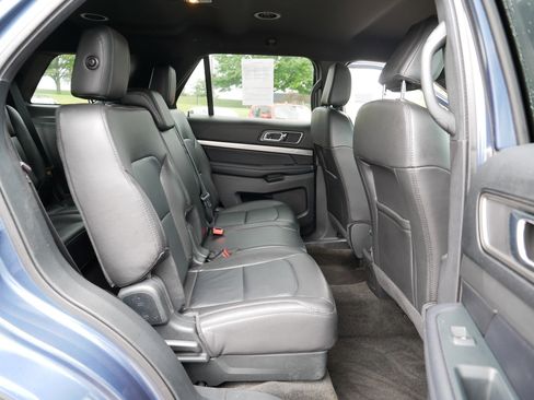 Used 2018 Ford Explorer XLT w/ Equipment Group 202A AWD/4WD image 17