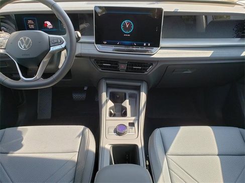 New 2025 Volkswagen Tiguan SE image 8