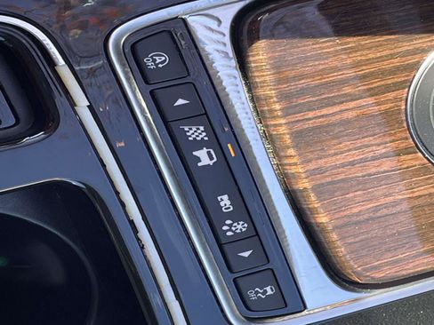 Used 2019 Jaguar F-PACE Prestige image 23