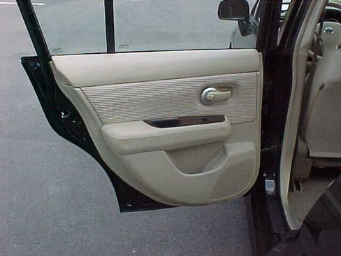 Used 2011 Nissan Versa SL w/ Premium Pkg image 13