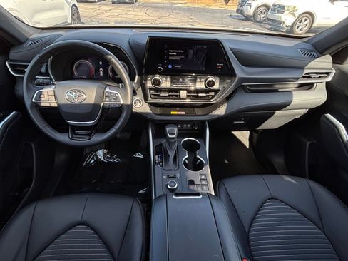 Used 2025 Toyota Highlander XSE AWD/4WD image 36