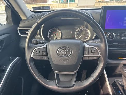 Certified 2024 Toyota Highlander XLE image 26