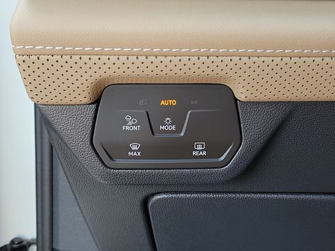 Used 2024 Volkswagen Atlas Cross Sport SE w/ Panoramic Sunroof Package FWD image 30