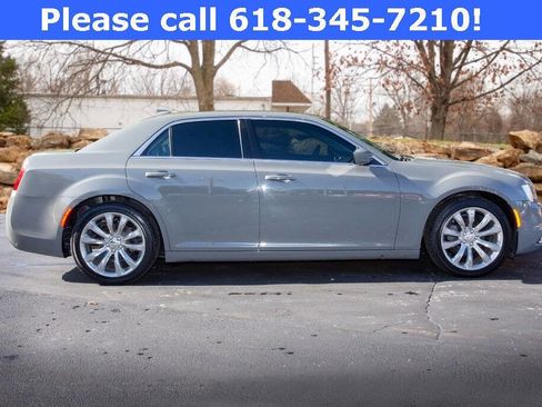 Used 2018 Chrysler 300 Touring L image 7