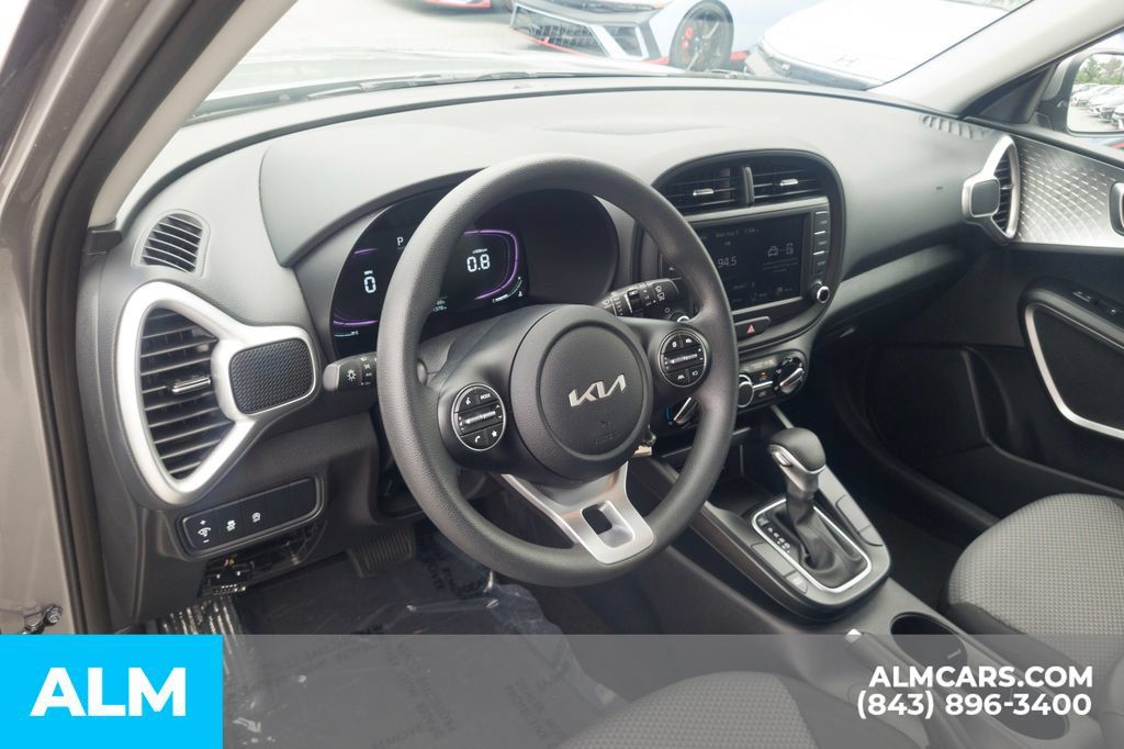Used 2025 Kia Soul LX FWD image 14