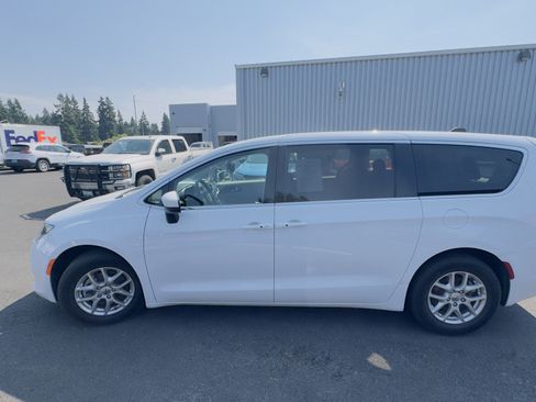 Used 2023 Chrysler Voyager LX image 6