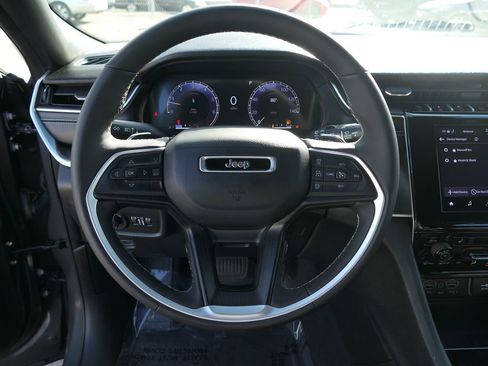 Used 2025 Jeep Grand Cherokee Altitude image 15