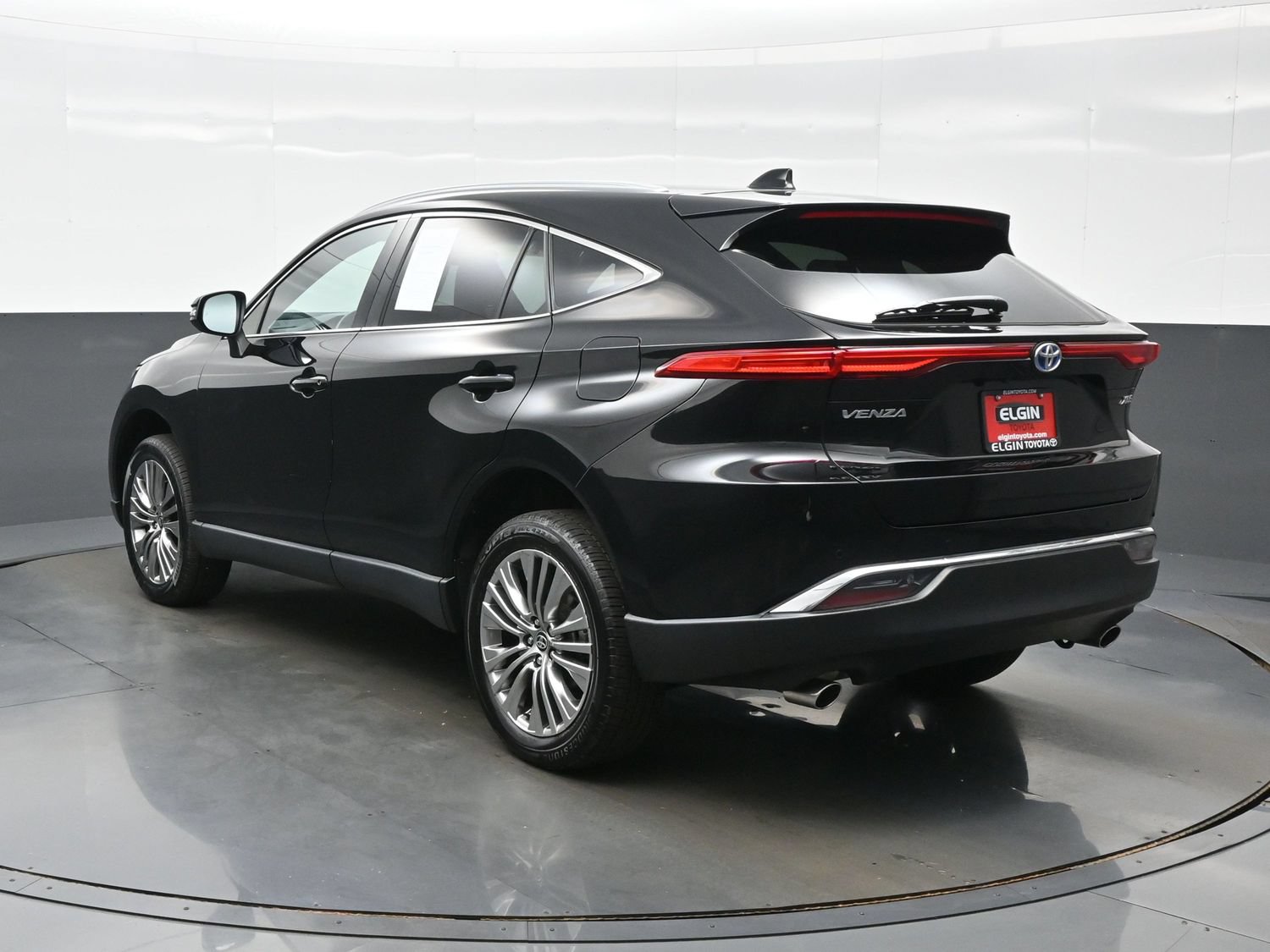 Used 2024 Toyota Venza XLE AWD/4WD image 4