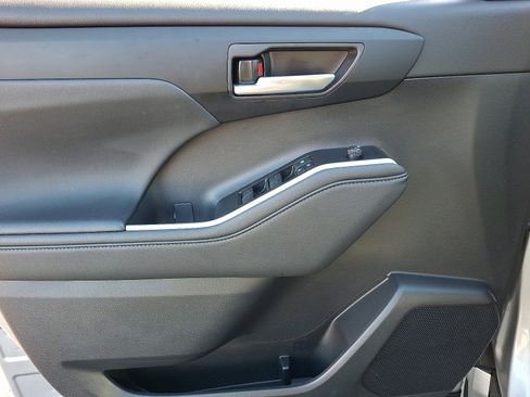 Certified 2024 Toyota Highlander XLE image 13