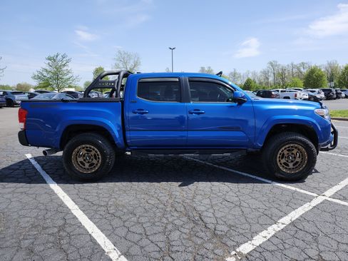 Used 2017 Toyota Tacoma SR5 w/ Tow Package AWD/4WD image 17