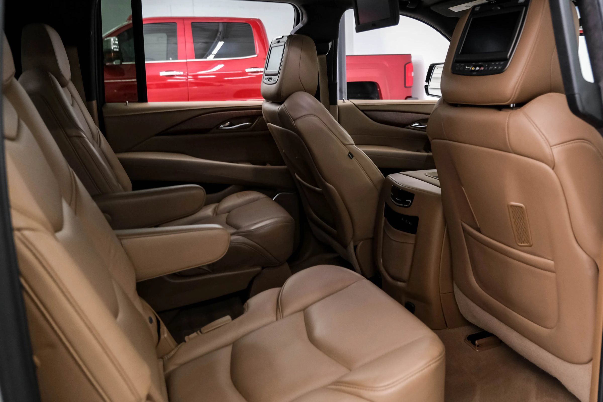 Used 2017 Cadillac Escalade ESV Platinum AWD/4WD image 34