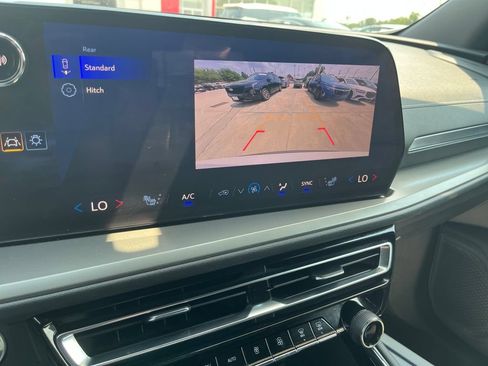 Used 2025 Chevrolet Traverse LT AWD/4WD image 23