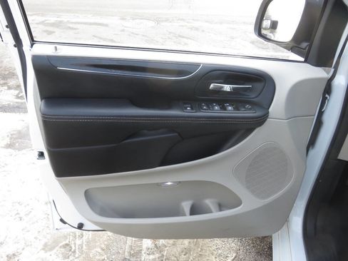 Used 2015 Dodge Grand Caravan SE image 26