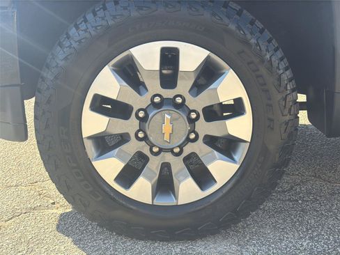 Used 2022 Chevrolet Silverado 2500 Custom w/ Custom Value Package AWD/4WD image 10