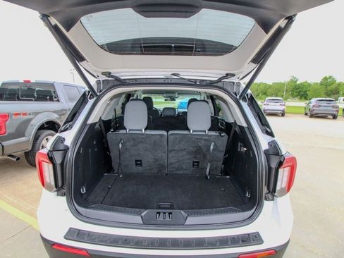 Used 2025 Ford Explorer Active AWD/4WD image 5