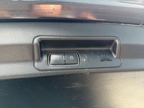 Used 2020 Ford Explorer XLT w/ Equipment Group 202A AWD/4WD image 17