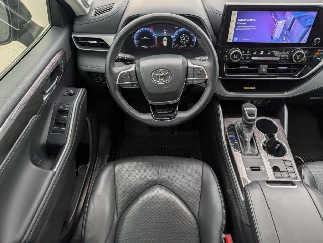 Used 2024 Toyota Highlander Platinum FWD image 12