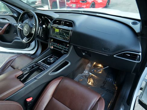 Used 2019 Jaguar F-PACE S image 34