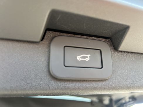 Certified 2025 Land Rover Discovery S AWD/4WD image 41