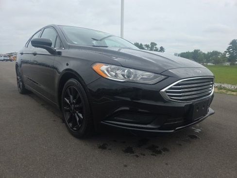 Used 2017 Ford Fusion SE FWD image 2