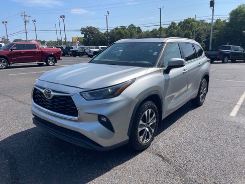 Used 2024 Toyota Highlander XLE AWD/4WD image 3