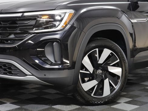 Used 2025 Volkswagen Atlas Cross Sport SE image 3