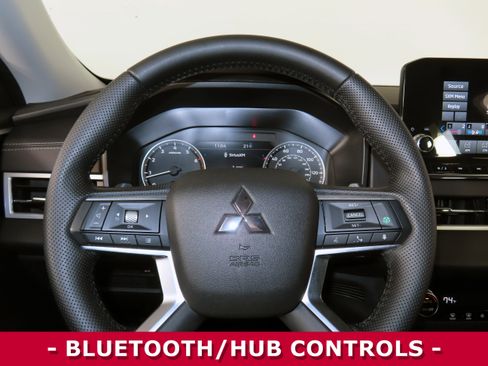 Used 2024 Mitsubishi Outlander SE image 11