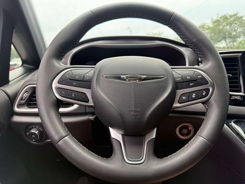 Used 2025 Chrysler Pacifica Select FWD image 19