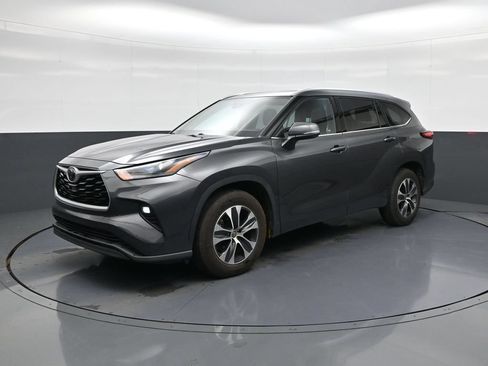 Used 2021 Toyota Highlander XLE FWD image 3