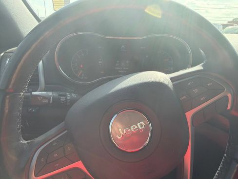 Used 2021 Jeep Grand Cherokee Laredo X RWD image 16