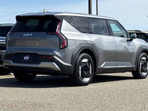 Certified 2024 Kia EV9 Light Long Range RWD image 5