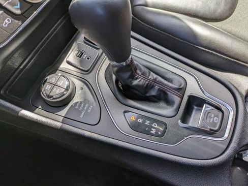 Used 2021 Jeep Cherokee Trailhawk image 11