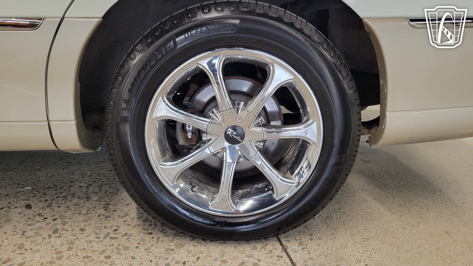 Used 2005 Lincoln Town Car Signature Limited RWD image 6