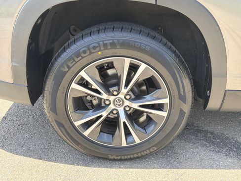 Used 2019 Toyota Highlander LE FWD image 17