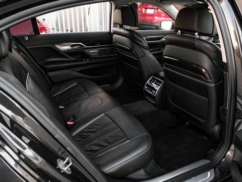 Used 2021 BMW 750i xDrive image 41