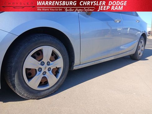 Used 2017 Chevrolet Cruze LS image 29