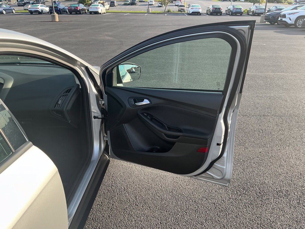 Used 2018 Ford Focus SE w/ Cold Weather Package FWD image 25