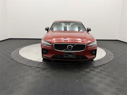 Used 2019 Volvo S60 T5 R-Design image 2
