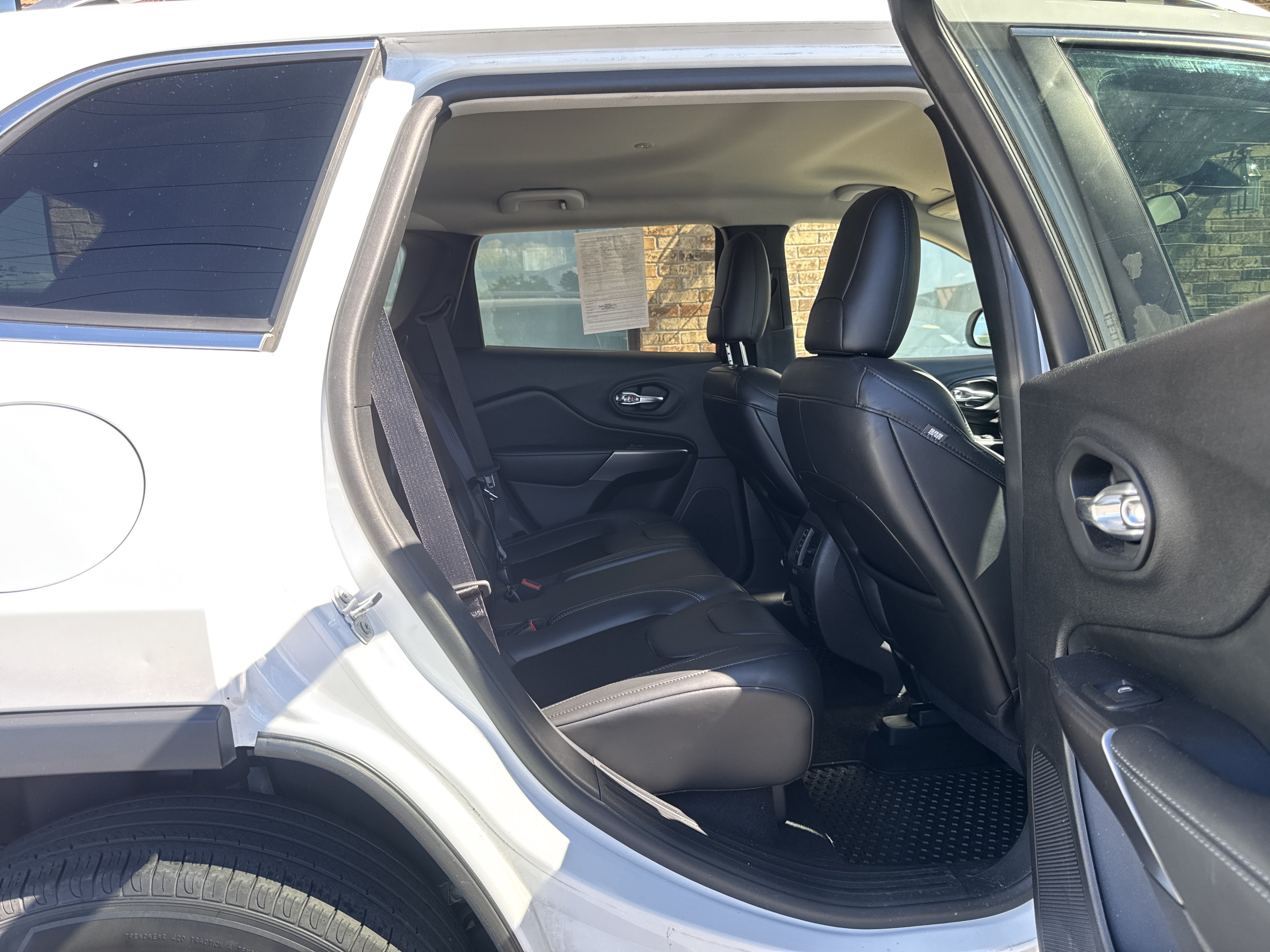 Used 2020 Jeep Cherokee Latitude Plus w/ Cold Weather Group AWD/4WD image 12