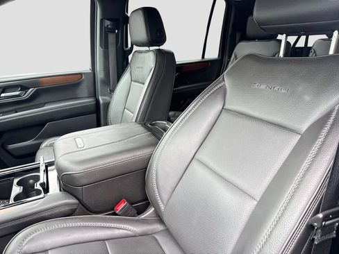Used 2025 GMC Yukon XL Denali AWD/4WD image 11