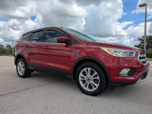 Used 2019 Ford Escape SE FWD image 2