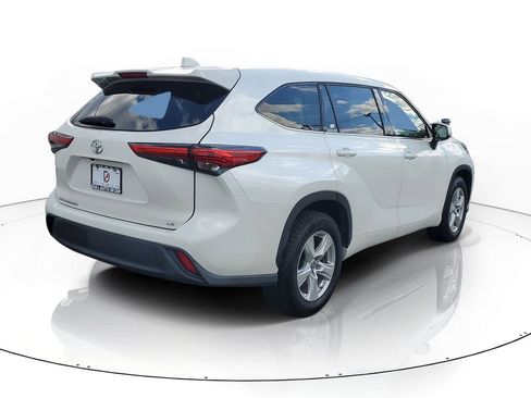 Used 2021 Toyota Highlander LE FWD image 4
