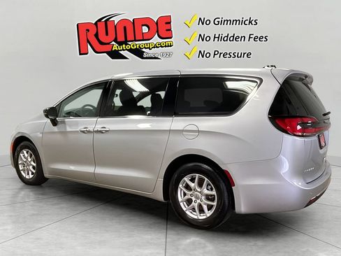 Used 2024 Chrysler Pacifica Touring-L FWD image 4