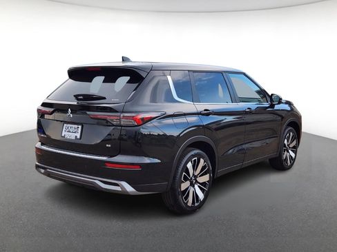 New 2025 Mitsubishi Outlander SE image 3