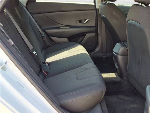 Used 2025 Hyundai Elantra SE FWD image 17