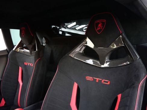 Used 2021 Lamborghini Huracan STO image 19