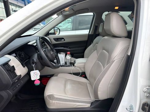 Used 2023 Nissan Pathfinder SL w/ Black Appearance Package FWD image 5