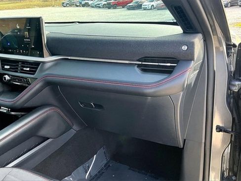 Used 2025 Ford Explorer ST-Line w/ ST-Line Street Pack image 16