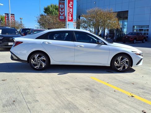 Used 2025 Hyundai Elantra Sport image 4