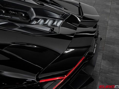 Used 2025 Lamborghini Revuelto image 19